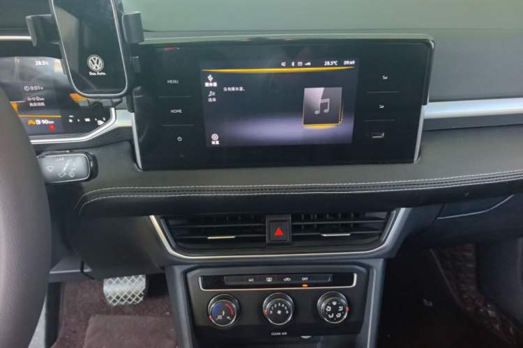 Used Volkswagen Tharu 2023 300TSI Two-Wheel-Drive Crescent Edition Audio And AC Panel