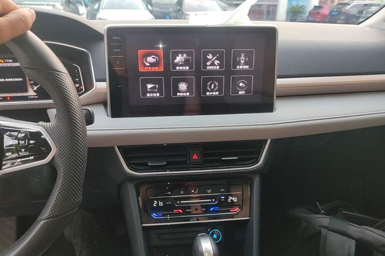 Used Volkswagen Tharu 2023 300TSI Two-Wheel-Drive Full Moon Edition Audio And AC Panel