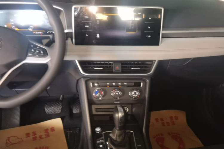 Used Volkswagen Tharu 2023 300TSI Two-Wheel-Drive Crescent Edition Audio And AC Panel