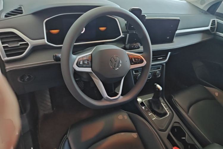 Used Volkswagen Tharu 2023 300TSI Two-Wheel-Drive Crescent Edition Center Console