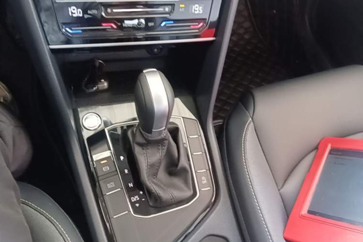 Used Volkswagen Tharu 2023 300TSI Two-Wheel-Drive Moonlight Edition Gear Lever