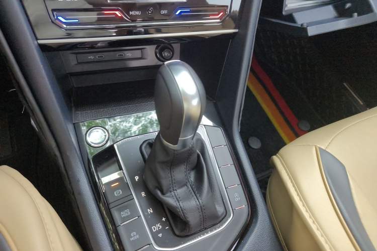 Used Volkswagen Tharu 2023 300TSI Two-Wheel-Drive Full Moon Edition Gear Lever