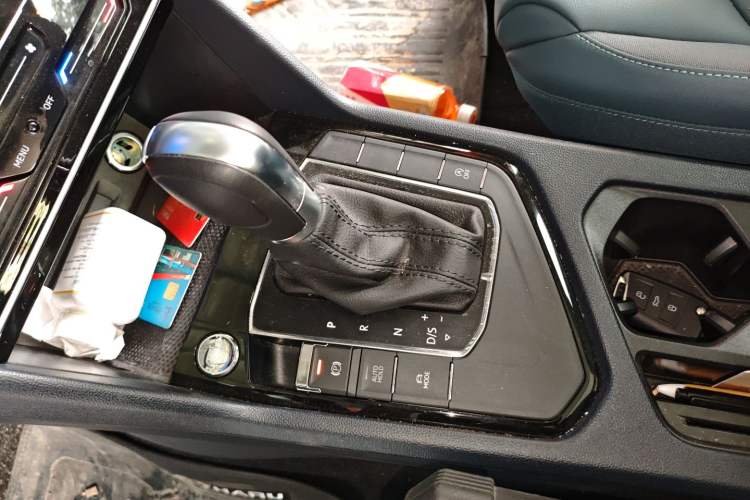 Used Volkswagen Tharu 2023 300TSI Two-Wheel-Drive Full Moon Edition Gear Lever