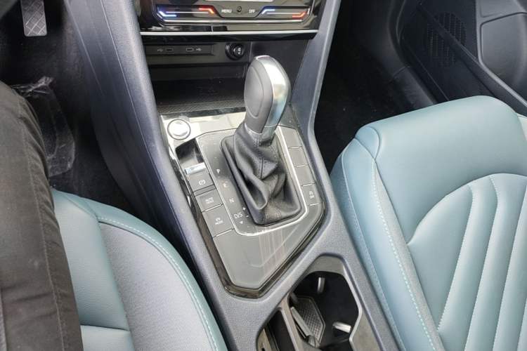 Used Volkswagen Tharu 2023 300TSI Two-Wheel-Drive Full Moon Edition Gear Lever