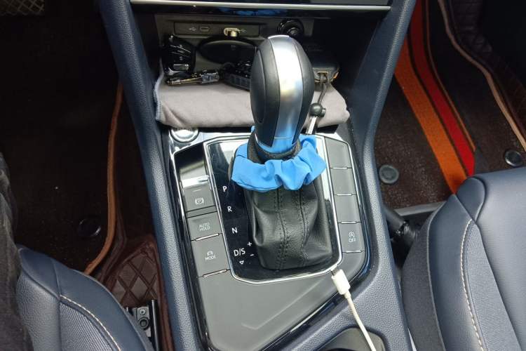 Used Volkswagen Tharu 2023 300TSI Two-Wheel-Drive Full Moon Edition Gear Lever
