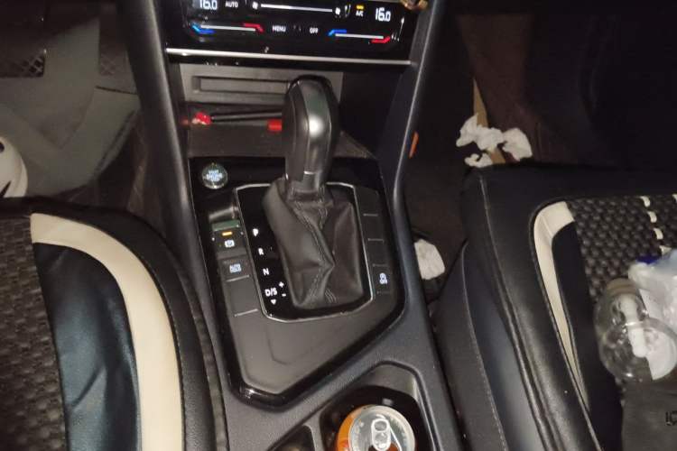 Used Volkswagen Tharu 2023 300TSI Two-Wheel-Drive Moonlight Edition Gear Lever
