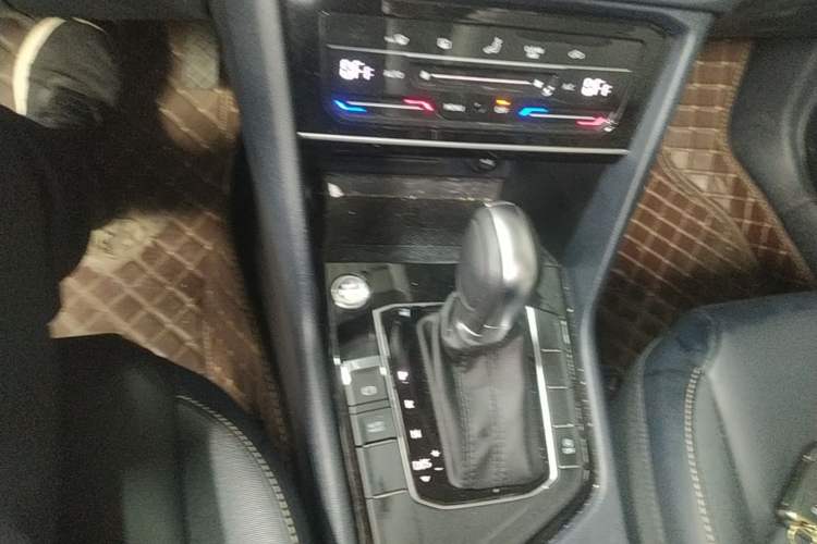 Used Volkswagen Tharu 2023 300TSI Two-Wheel-Drive Moonlight Edition Gear Lever