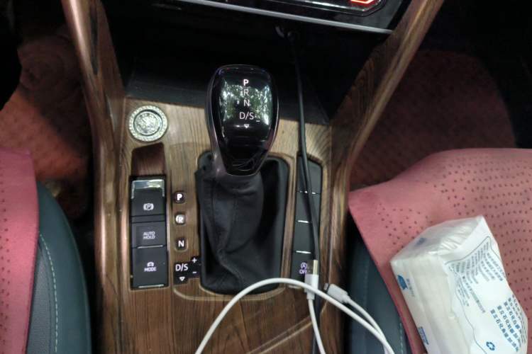 Used Volkswagen Tharu 2023 300TSI Two-Wheel-Drive Full Moon Edition Gear Lever