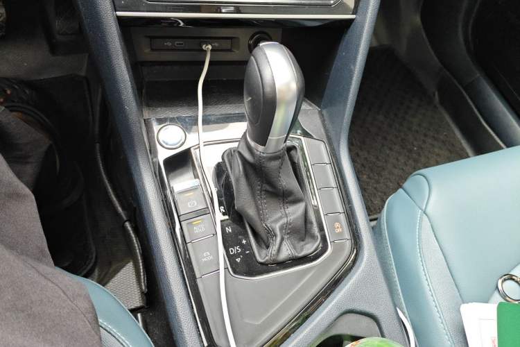 Used Volkswagen Tharu 2023 300TSI Two-Wheel-Drive Full Moon Edition Gear Lever