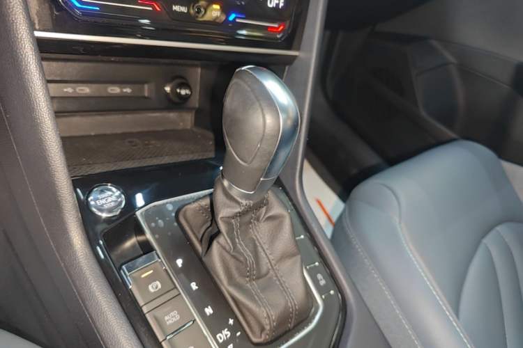 Used Volkswagen Tharu 2023 300TSI Two-Wheel-Drive Full Moon Edition Gear Lever