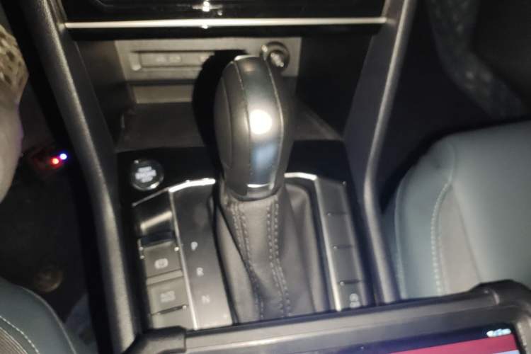 Used Volkswagen Tharu 2023 300TSI Two-Wheel-Drive Full Moon Edition Gear Lever