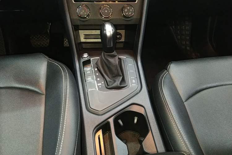 Used Volkswagen Tharu 2023 300TSI Two-Wheel-Drive Crescent Edition Gear Lever