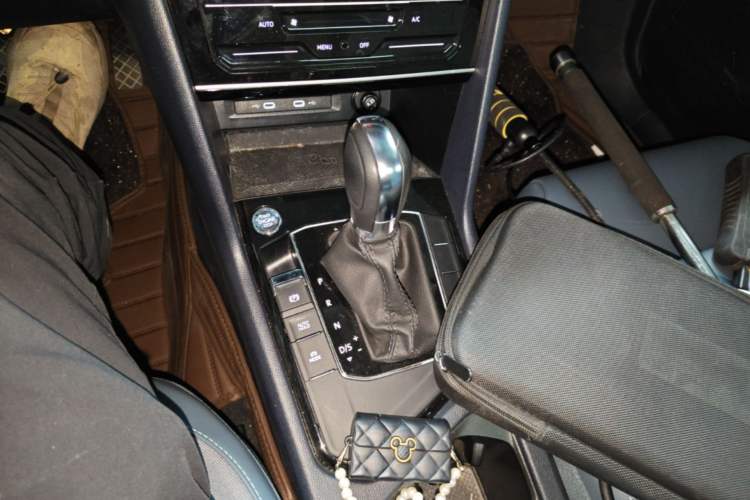 Used Volkswagen Tharu 2023 300TSI Two-Wheel-Drive Full Moon Edition Gear Lever