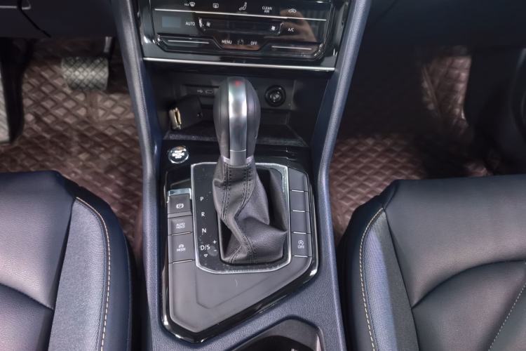 Used Volkswagen Tharu 2023 300TSI Two-Wheel-Drive Full Moon Edition Gear Lever