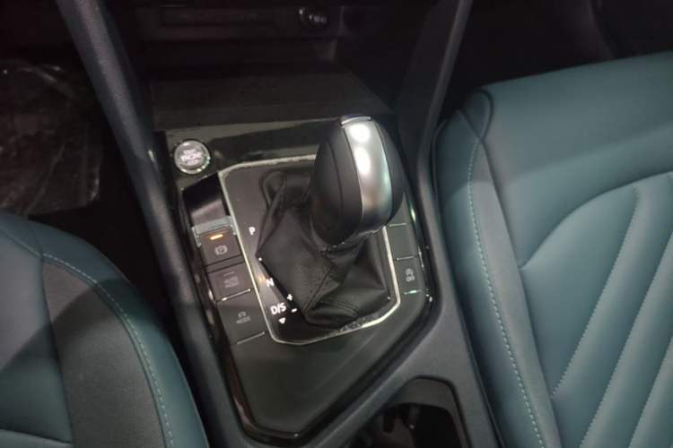 Used Volkswagen Tharu 2023 300TSI Two-Wheel-Drive Full Moon Edition Gear Lever