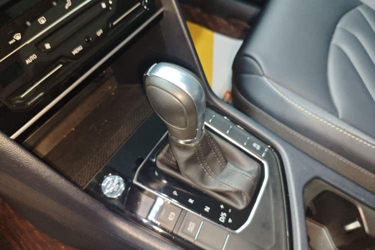 Used Volkswagen Tharu 2023 300TSI Two-Wheel-Drive Moonlight Edition Gear Lever