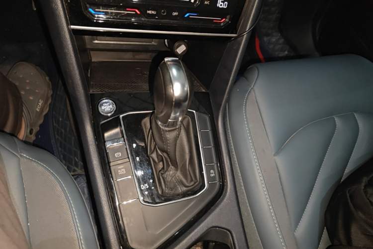 Used Volkswagen Tharu 2023 300TSI Two-Wheel-Drive Moonlight Edition Gear Lever
