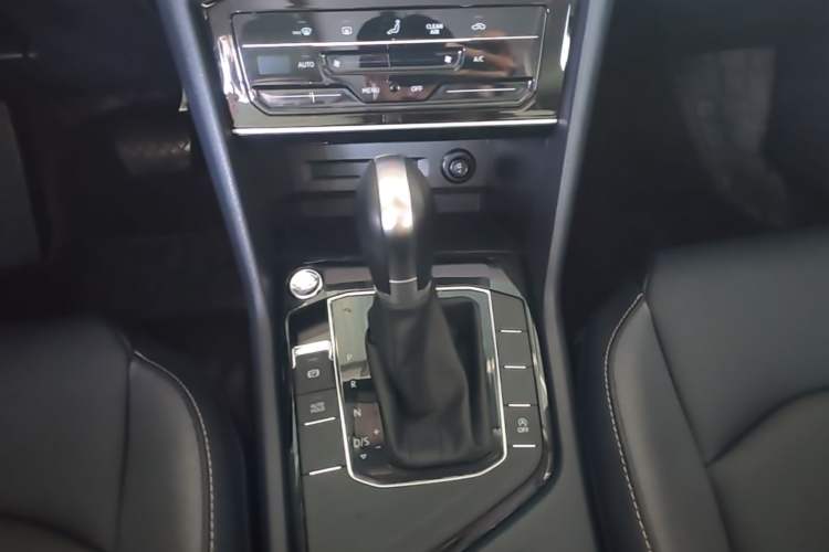 Used Volkswagen Tharu 2023 300TSI Two-Wheel-Drive Moonlight Edition Gear Lever