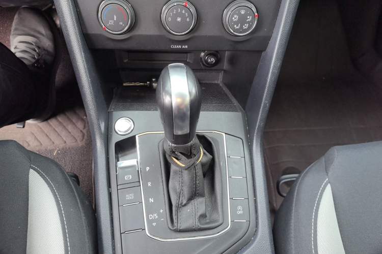 Used Volkswagen Tharu 2023 300TSI Two-Wheel-Drive Crescent Edition Gear Lever