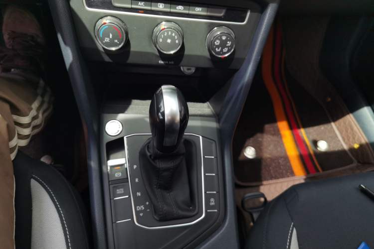 Used Volkswagen Tharu 2023 300TSI Two-Wheel-Drive Crescent Edition Gear Lever