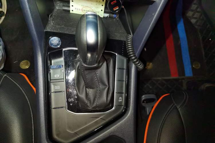 Used Volkswagen Tharu 2023 300TSI Two-Wheel-Drive Moonlight Edition Gear Lever