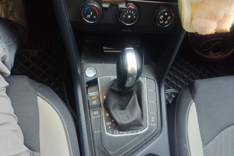 Used Volkswagen Tharu 2023 300TSI Two-Wheel-Drive Crescent Edition Gear Lever
