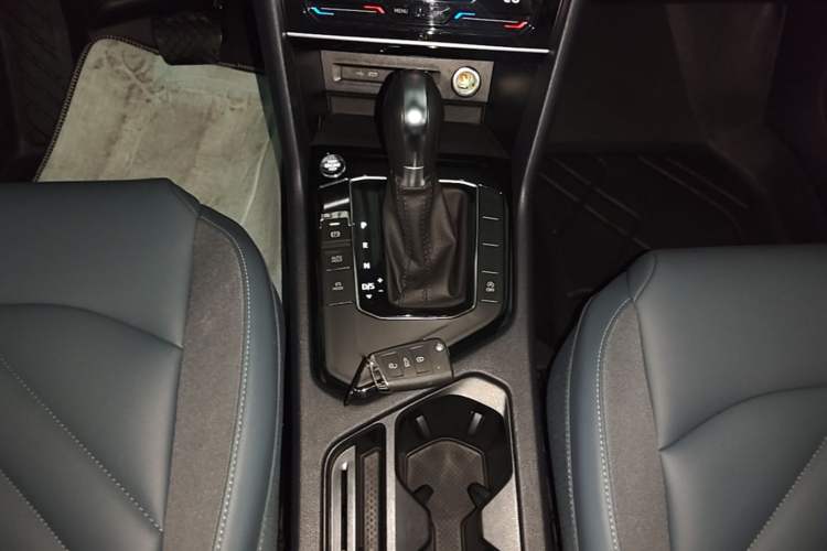 Used Volkswagen Tharu 2023 300TSI Two-Wheel-Drive Full Moon Edition Gear Lever