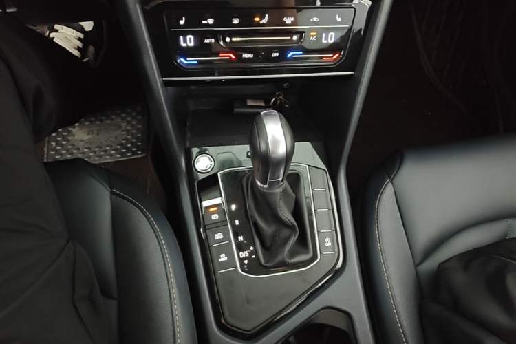 Used Volkswagen Tharu 2023 300TSI Two-Wheel-Drive Full Moon Edition Gear Lever