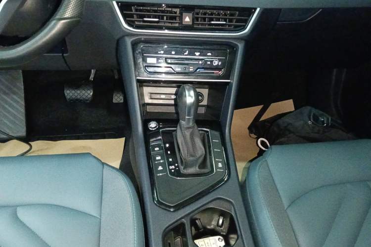 Used Volkswagen Tharu 2023 300TSI Two-Wheel-Drive Full Moon Edition Gear Lever