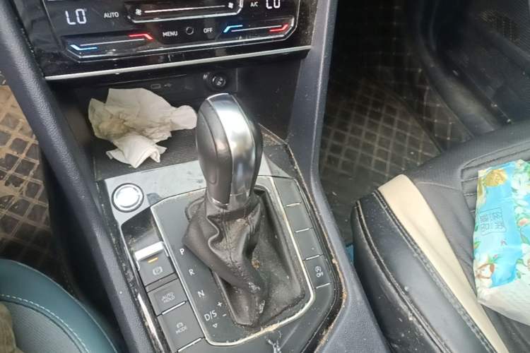 Used Volkswagen Tharu 2023 300TSI Two-Wheel-Drive Full Moon Edition Gear Lever