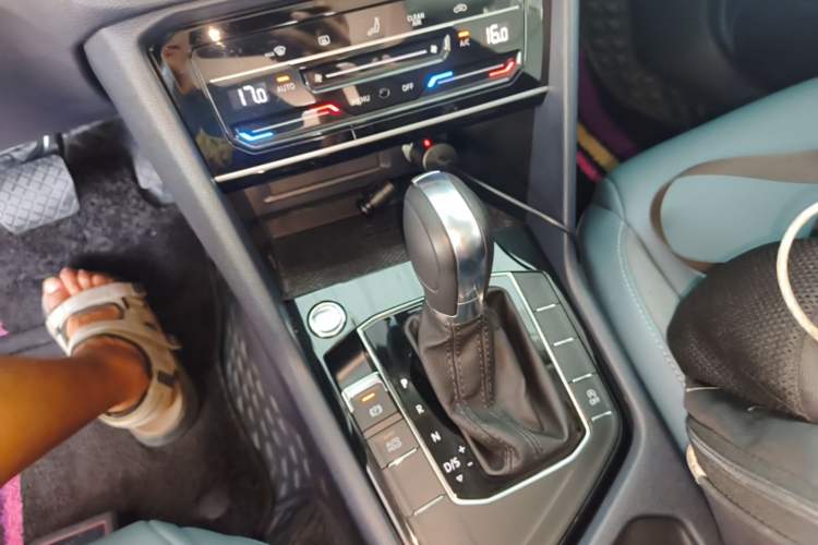 Used Volkswagen Tharu 2023 300TSI Two-Wheel-Drive Moonlight Edition Gear Lever