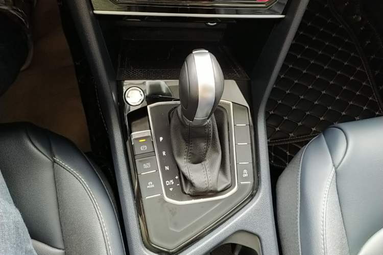 Used Volkswagen Tharu 2023 300TSI Two-Wheel-Drive Full Moon Edition Gear Lever