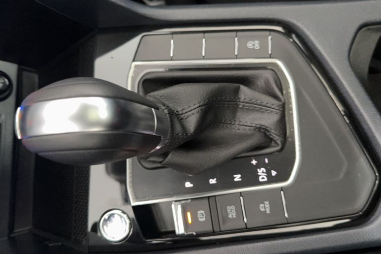Used Volkswagen Tharu 2023 300TSI Two-Wheel-Drive Full Moon Edition Gear Lever