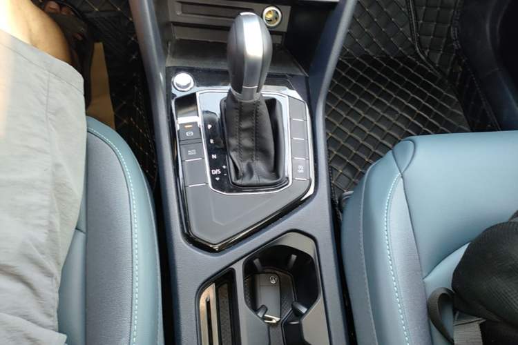 Used Volkswagen Tharu 2023 300TSI Two-Wheel-Drive Moonlight Edition Gear Lever