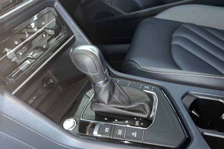 Used Volkswagen Tharu 2023 300TSI Two-Wheel-Drive Full Moon Edition Gear Lever