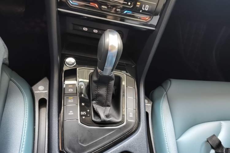 Used Volkswagen Tharu 2023 300TSI Two-Wheel-Drive Full Moon Edition Gear Lever