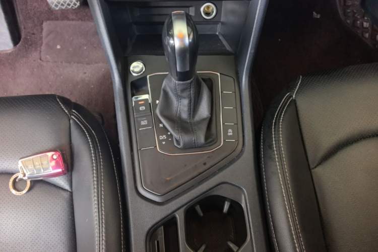 Used Volkswagen Tharu 2023 300TSI Two-Wheel-Drive Crescent Edition Gear Lever