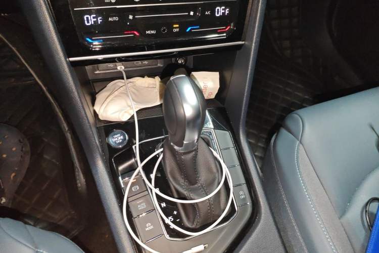 Used Volkswagen Tharu 2023 300TSI Two-Wheel-Drive Full Moon Edition Gear Lever