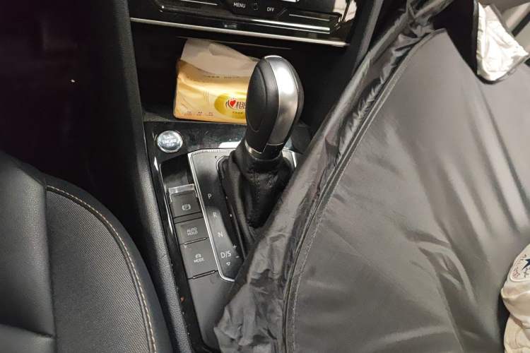Used Volkswagen Tharu 2023 300TSI Two-Wheel-Drive Full Moon Edition Gear Lever