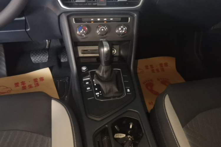 Used Volkswagen Tharu 2023 300TSI Two-Wheel-Drive Crescent Edition Gear Lever