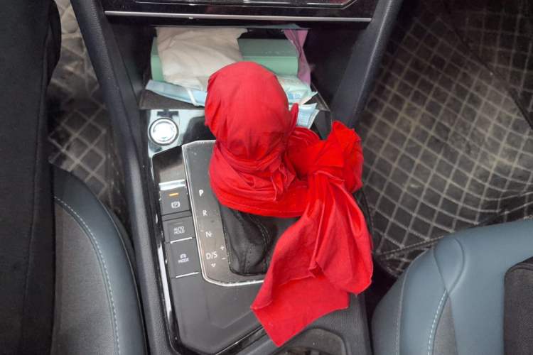 Used Volkswagen Tharu 2023 300TSI Two-Wheel-Drive Full Moon Edition Gear Lever