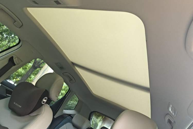 Used Volkswagen Tharu 2023 300TSI Two-Wheel-Drive Full Moon Edition Headliner
