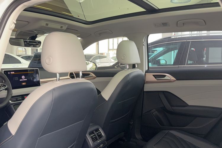 Used Volkswagen Tharu 2023 300TSI Two-Wheel-Drive Full Moon Edition Headliner