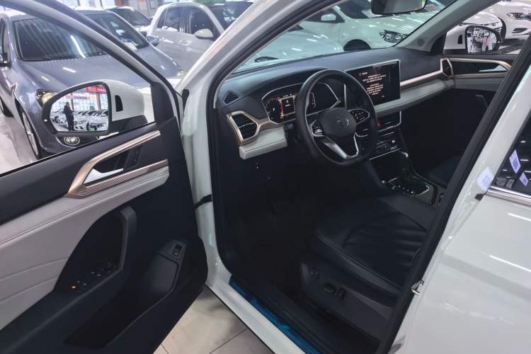 Used Volkswagen Tharu 2023 300TSI Two-Wheel-Drive Full Moon Edition Interior 2