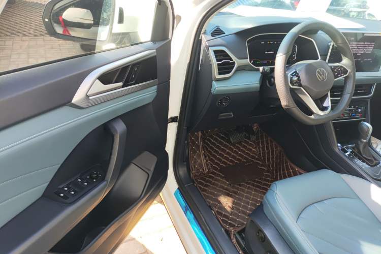 Used Volkswagen Tharu 2023 300TSI Two-Wheel-Drive Full Moon Edition Interior 3