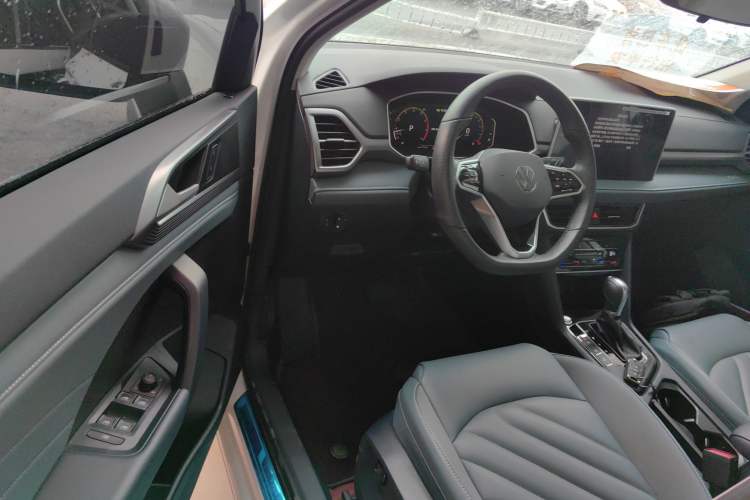 Used Volkswagen Tharu 2023 300TSI Two-Wheel-Drive Full Moon Edition Interior 3