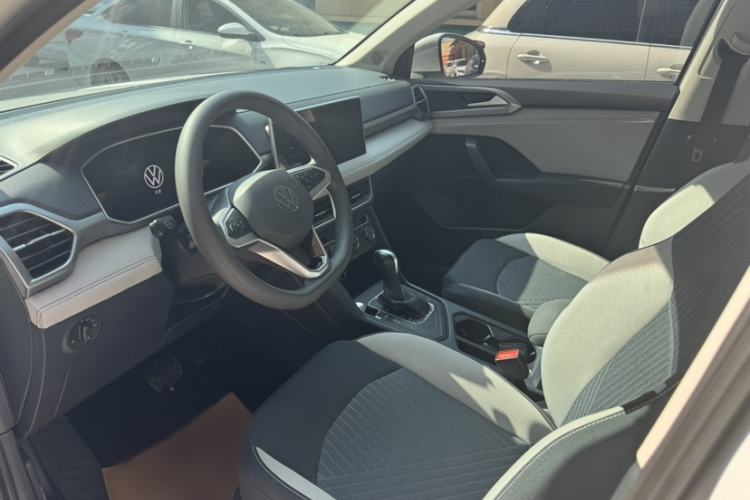 Used Volkswagen Tharu 2023 300TSI Two-Wheel-Drive Crescent Edition Interior 3