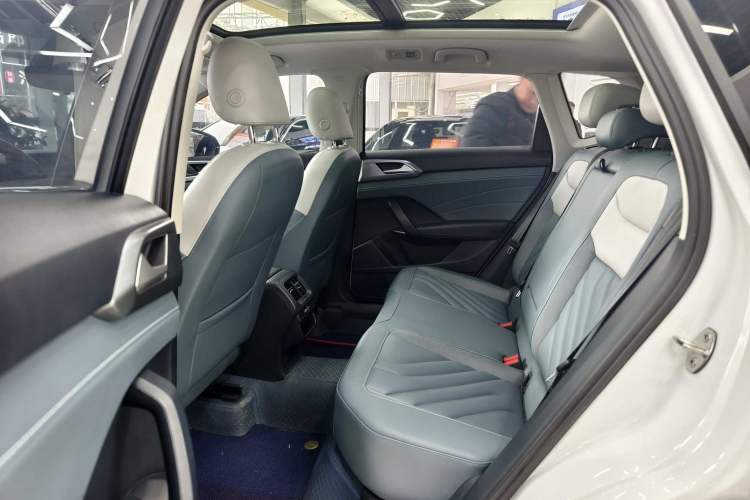 Used Volkswagen Tharu 2023 300TSI Two-Wheel-Drive Full Moon Edition Interior 4