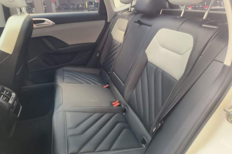 Used Volkswagen Tharu 2023 300TSI Two-Wheel-Drive Moonlight Edition Interior 4