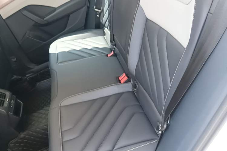 Used Volkswagen Tharu 2023 300TSI Two-Wheel-Drive Moonlight Edition Left Rear Seat